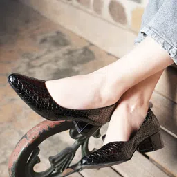 Mast & Harbour Textured Pointed Toe Block Heeled Pumps-16