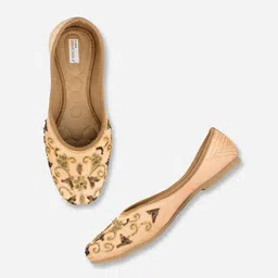 DESI COLOUR Women Embellished Ethnic Mojaris-image-83