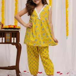 NEUDIS Girls Floral Printed Pleated Pure Cotton Kurti with Trousers-picture-11