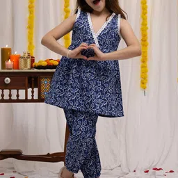 NEUDIS Girls Floral Printed Pleated Pure Cotton Kurti with Trousers-picture-15