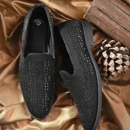 House of Pataudi Men Embellished Lightweight Mojaris-24