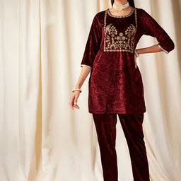 Shae by SASSAFRAS Floral Embroidered Thread Work Velvet Kurta-image-25