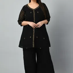 PrettyPlus by Desinoor.com Plus Size Floral Embroidered Beads & Stones Kurta with Palazzos-image-12