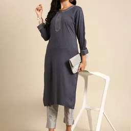 SHOWOFF Geometric Yoke Design Gotta Patti Straight Kurta-31