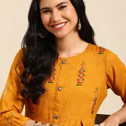 SHOWOFF Floral Embroidered Thread Work Chanderi Cotton Kurta-picture-52