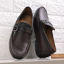 CLOG LONDON Men Textured Leather Penny Loafers With Buckles-67
