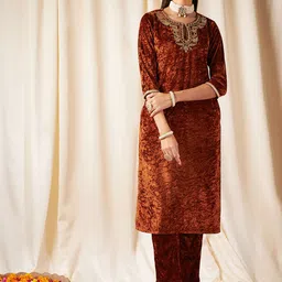 Shae by SASSAFRAS Floral Embroidered Thread Work Grandeur & Majestic Artwork Velvet Kurta-picture-21