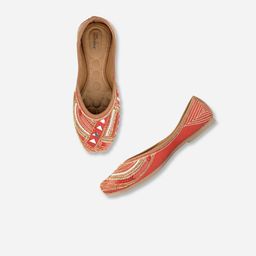 DESI COLOUR Women Embellished Ethnic Mojaris Flats-image-95