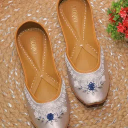 UMNOVE Women Printed Ethnic Mojaris Flats-picture-55
