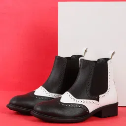 Roadster Women Black & White Colourblocked Flatform Winter Boots-image-98