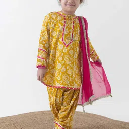 Tiber Taber Girls Floral Printed Regular Gotta Patti Kurta with Salwar & With Dupatta-picture-0