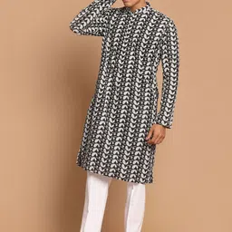 VASTRAMAY Men Black Printed Pleated Chikankari Pure Cotton Kurta with Pyjamas-picture-32