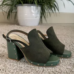 Bowtoes Textured Peep Toe Block Heeled Mules-10