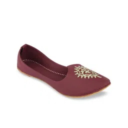 DESI COLOUR Women Maroon Embroidered Leather Ethnic Mojaris-image-15