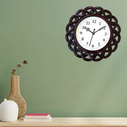 Grabbasket Black & White Printed Round Shaped Contemporary Wall Clock-image-44