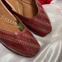 Anouk Women Ethnic Mojaris with Embroidered Flats-81