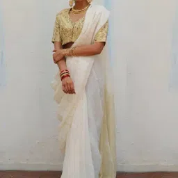 Chidiyaa White Gold Onam Ammini Handwoven Linen Zari Saree-image-32