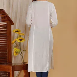 Mehsoos Floral Embroidered Thread Work Straight Kurta image 3