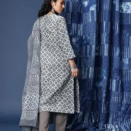 Taavi Indigo Floral Printed Regular Kurta With Trousers & With Dupatta image 3