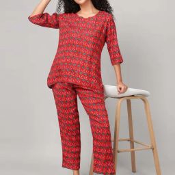 Clovia Red Regular Fit Floral Print Night Suit-image-28
