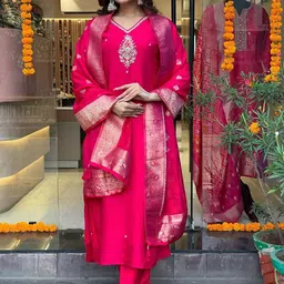 DIVASTRI Paisley Embroidered V-Neck Straight Kurta With Trousers & Dupatta-image-64