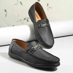 IVRAH Men Round-Toe Textured Loafers-image-30