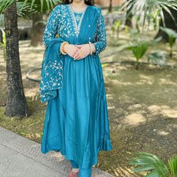 MOKOSH Women Ethnic Motif Embroidered Thread Work Kurta Set With Dupatta-image-2