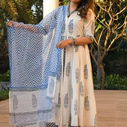 Anouk Rustic Women Floral Printed Kurta with Trousers & Dupatta-picture-23
