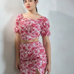 VIRGIO Red Cotton Floral Short Sleeves Crop Top-picture-37