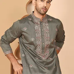 Jompers Men Ethnic Motifs Embroidered Chikankari Kurta-50