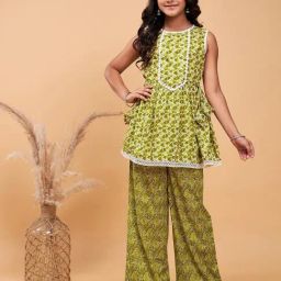 StyloBug Girls Green Cotton Printed Kurti Set-image-18