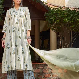 Shae by SASSAFRAS Floral Printed V-Neck Empire Pure Cotton Kurta With Trousers & Dupatta-picture-49
