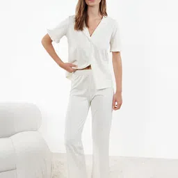 Trendyol Women Pure Cotton Ruffle-Detail Lapel Collar Night Suit-image-44
