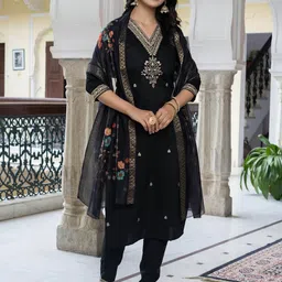 AARAGANA Women Black Kurta Sets-10