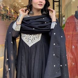KLOSIA Geometric Yoke Design Thread Work Pure Silk Kurta With Trousers And Dupatta image 3