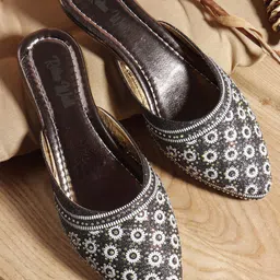 Retro Walk Women Embellished Ethnic Mojaris Flats-image-27