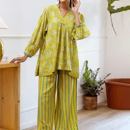 Nehamta Floral Printed & Striped V-Neck Top With Palazzos Co-Ords-image-12