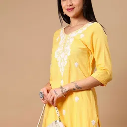 V-Mart Floral Embroidered V-Neck Straight Kurta-picture-14