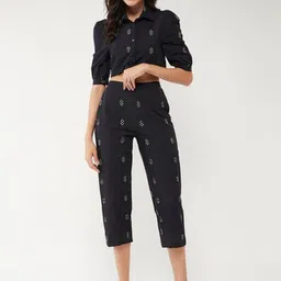 Navvi Printed Crop Top With Capris Co-Ords-22