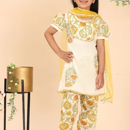 Cutiekins Girls Floral Printed Thread Work Straight Kurta With Palazzos & Dupatta-picture-52