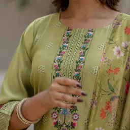 VredeVogel Floral Yoke Design Regular Thread Work Kurta with Trousers & Dupatta image 4