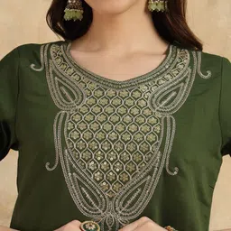 Divyadham Textiles Women Floral Embroidered Chanderi Silk Kurta with Trousers image 5