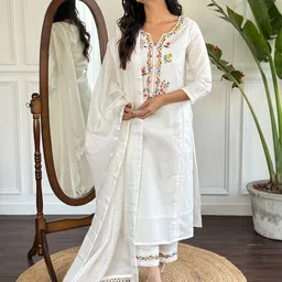 CHANDALIYO Floral Yoke Design Notch Neck Thread Work Straight Kurta With Trouser & Dupatta-image-9