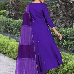 DIVASTRI Floral Embroidered Thread Work Anarkali Kurta With Trouser And Dupatta image 3