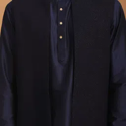 SHRESTHA BY VASTRAMAY Men Navy Shimmer Front Open Jacket With Solid Kurta And Pant Set image 2