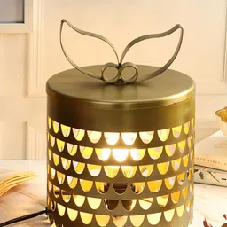 Chokhat Gold Toned Netra Table Lamp image 3