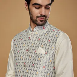 KISAH Mandarin Collar Long Sleeves Regular Kurta With Pyjamas & Nehru jacket image 2