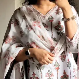 7Threads Ethnic Motifs Printed Straight Kurta with Trousers & Dupatta image 3