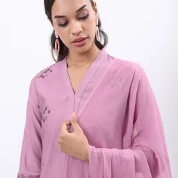 Vishudh Mauve Floral Embroidered Regular Kurta With Trousers & Dupatta image 2