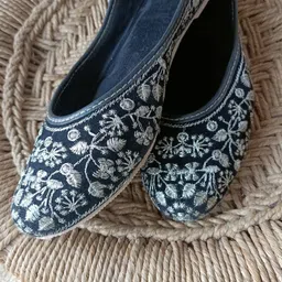 DESI COLOUR Women Embroidered Ethnic Mojaris-image-44